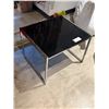 Image 1 : TABLE EN  VERRE 26"x24"