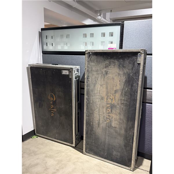 LOT DE 2 ROAD CASES POUR TELEVISIONS