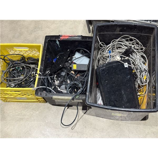 LOT DE DOCKING STATIONS ET FILS ASST