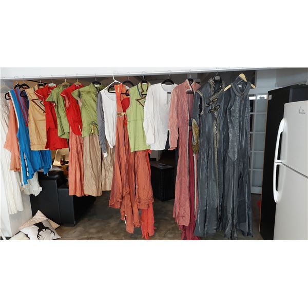 LOT DE 75+ COSTUMES ET CORSETS STYLE MEDIEVAL DIVERS (DIFFERENTE GRANDEURS)