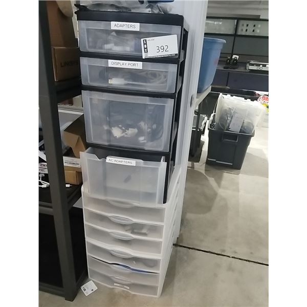 ENSEMBLE DE 2 RANGEMENTS EN PLASTIQUE A/ CONTENU