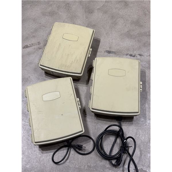 LOT DE 3 BOITIERS EN PLASTIQUE