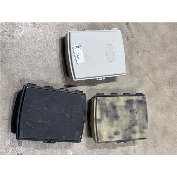 LOT DE 3 BOITIERS EN PLASTIQUE