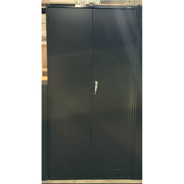 ARMOIRE EN MÉTAL 36" X 18" X 72"