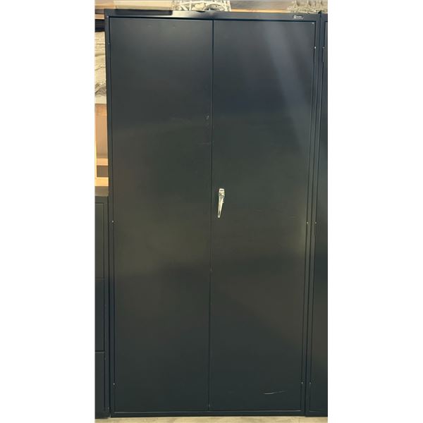 ARMOIRE EN MÉTAL 36" X 18" X 72"