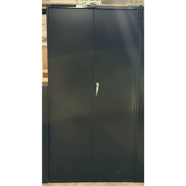 ARMOIRE EN MÉTAL 36" X 18" X 72"