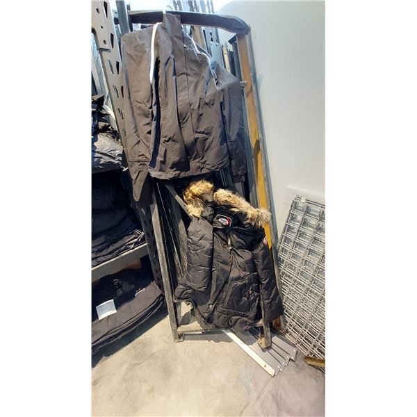 LOT DE 15+  VÊTEMENTS NEUFS, GRANDEURS DIVERSES