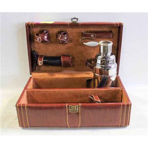 PORTABLE BAR/COCKTAIL SET