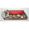Image 1 : #3157-FLAT OF VINTAGE ESTATE ITEMS