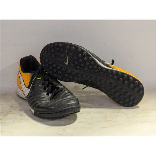 MENS NIKE INDOOR SOCCER SHOES SZ 11.5