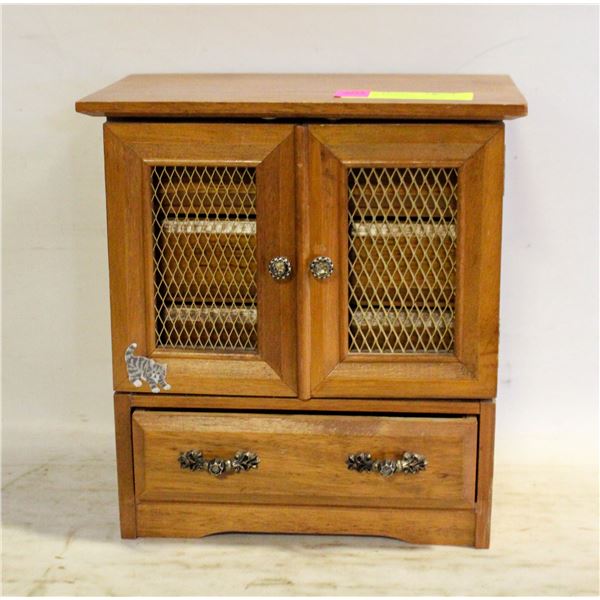 VINTAGE JEWELRY BOX