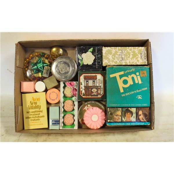 FLAT OF VINTAGE BATHROOM TOILETRY ITEMS