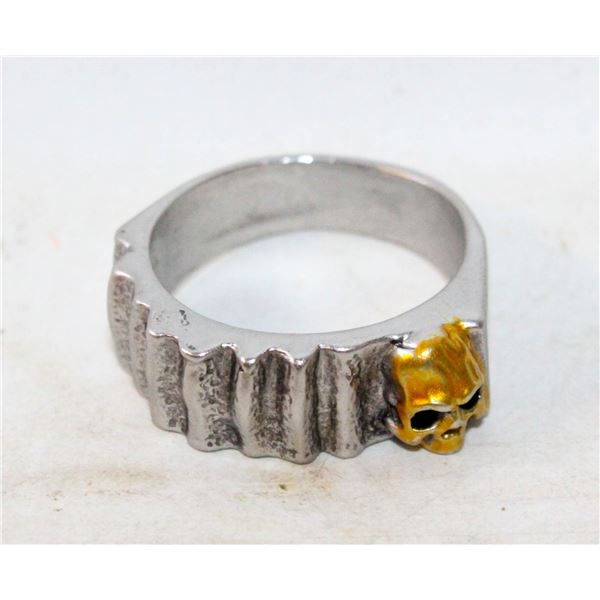 TATTERED SKULL RING FOR MEN WITH RUGGED TEXTURE