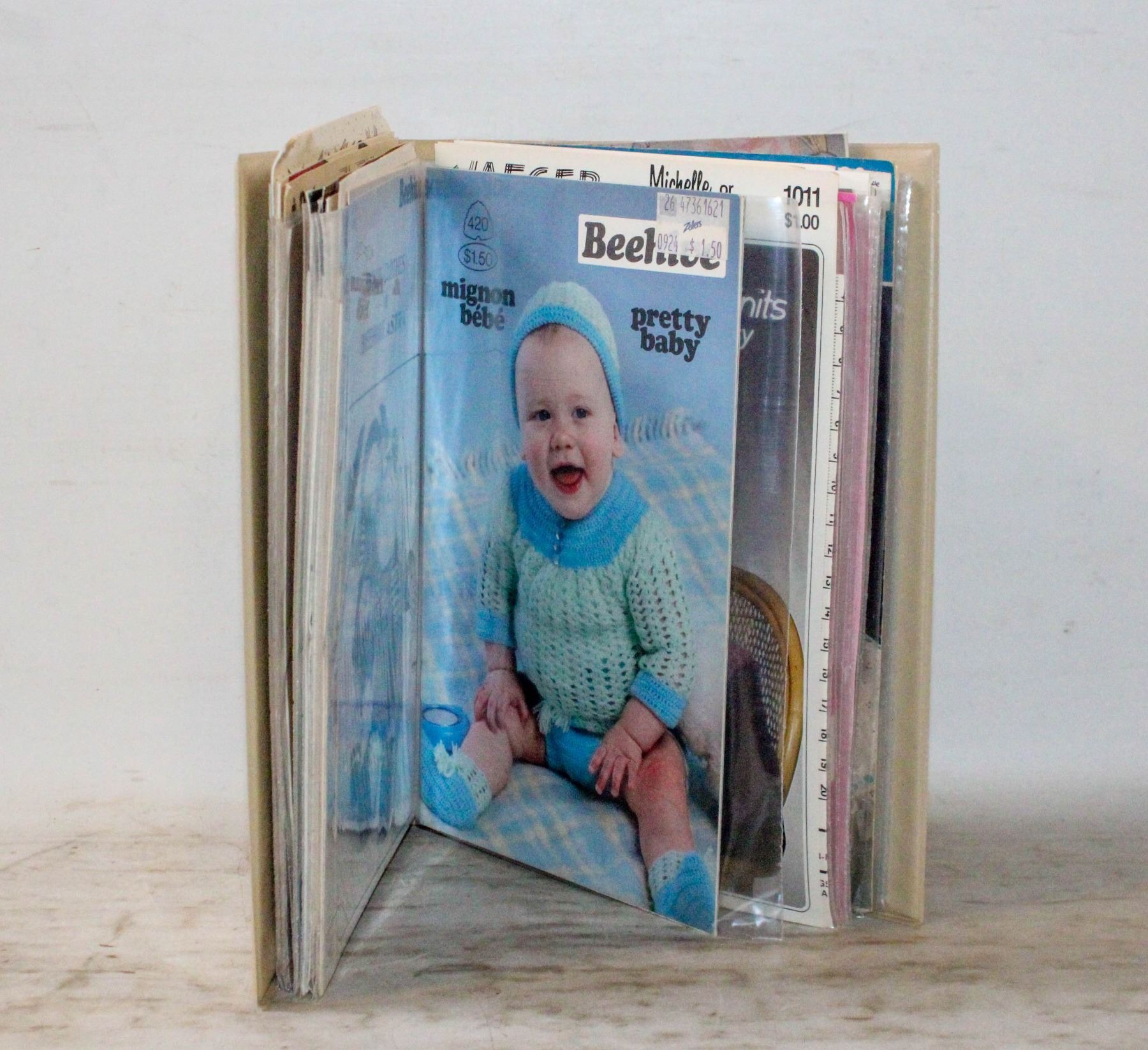 KNITTING PATTERN ALBUM - OVER 40 VINTAGE PATTERNS