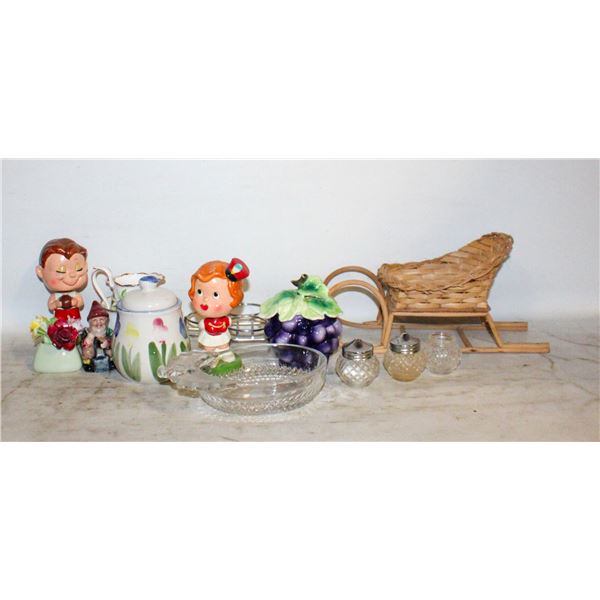 FLAT OF ASSORTED DECOR