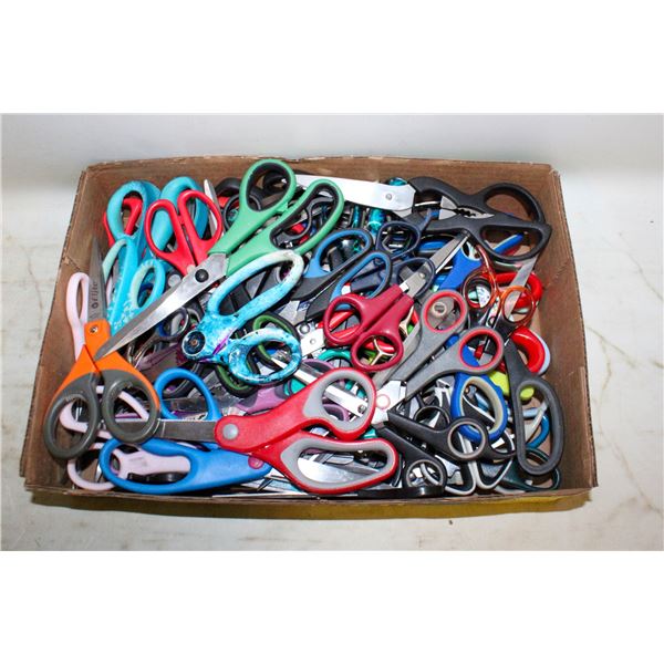 FLAT FULL OF ASSORTED SCISSORS