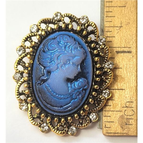 15) OVAL BLUE CAMEO BROOCH WITH GOLD