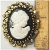 Image 1 : 14) CLASSIC CAMEO BROOCH WITH BLACK