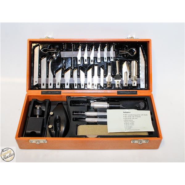 LARGE CRAFTING / WOODCARVING SET IN PLASTIC CASE