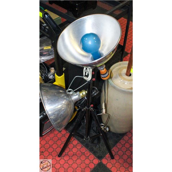 PHOTOGRAPHY LAMP FIXTURE. 34” TALL