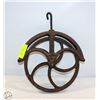 Image 1 : LARGE VINTAGE METAL PULLEY