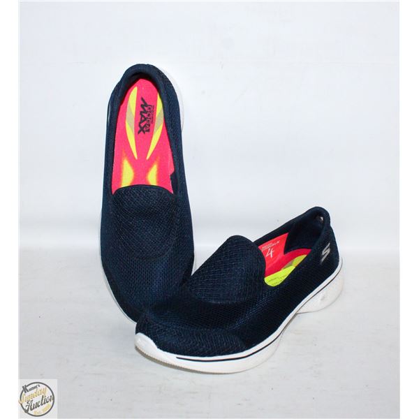 WOMANS SKETCHERS GOGA MAX NAVY BLUE SIZE 8.5