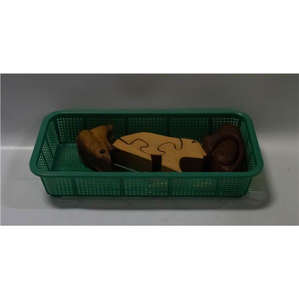 LOT OF WOOD FROG DECORATIONS