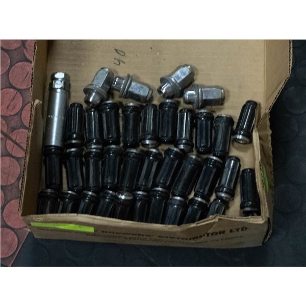 32 SPLINE LUG NUTS+SOCKET 4 SPARE LUG NUTS