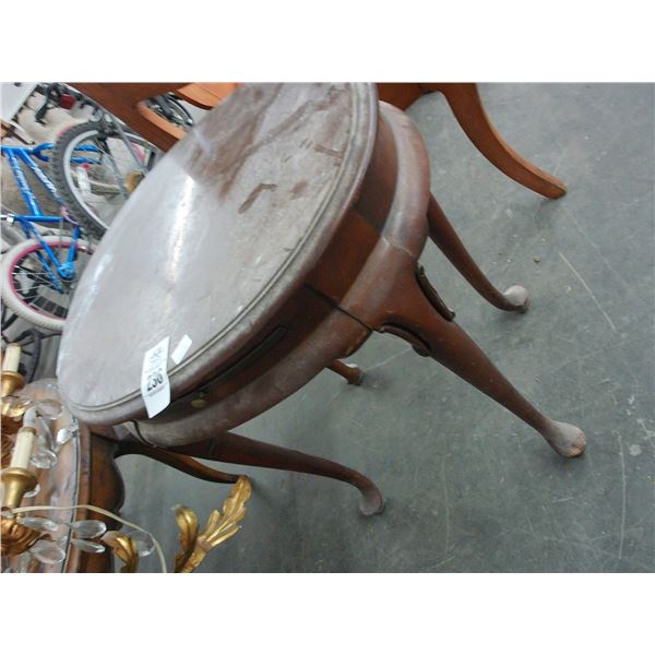 Mahogany Oval Queen Anne End Table