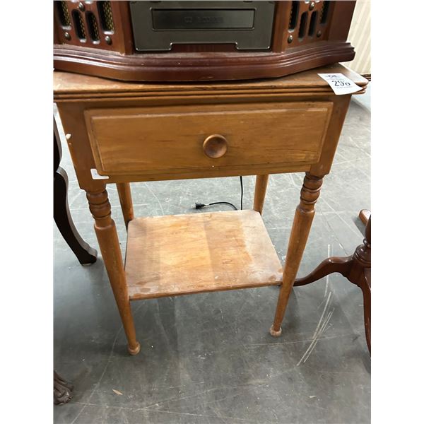 Small Oak End Table w/Drawer
