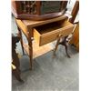 Image 2 : Small Oak End Table w/Drawer