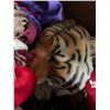 Image 3 : Winter Clothing, Purses, Lion Décor, Home Goods In Box