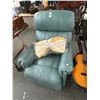 Image 1 : Teal Leather Recliner