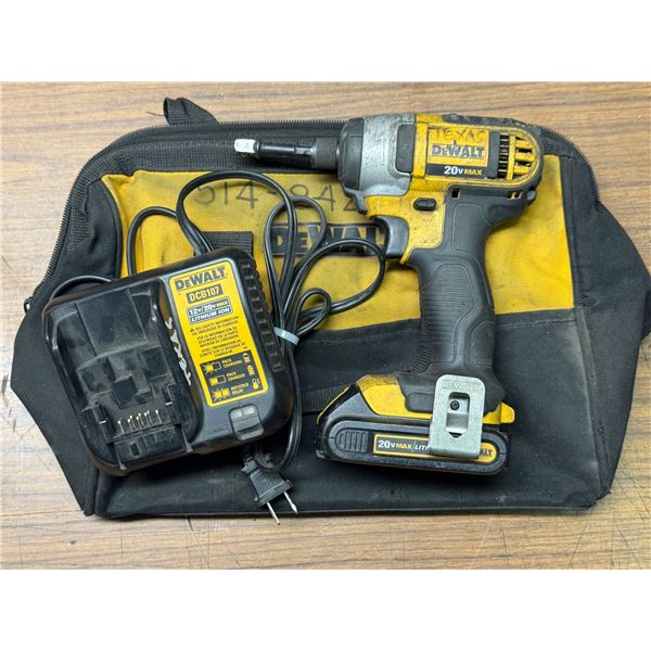 VISSEUSE DEWALT (1-BATT, 1-CHARG, 1-SAC)