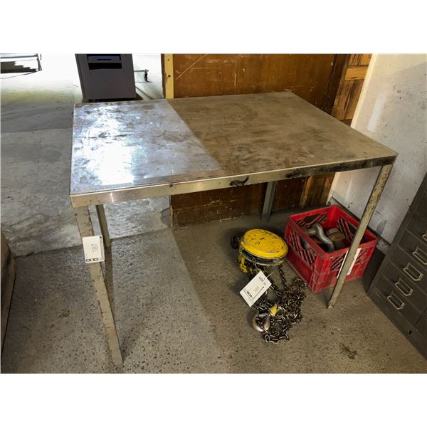 TABLE EN MÉTAL 42"x30"x33"