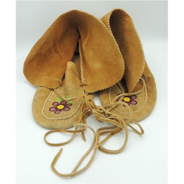 #173  Canadian First Nations Moccasins Floral