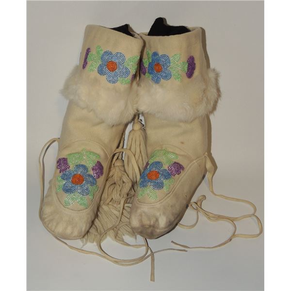 #181 Canada First Nations Mukluks Boots floral