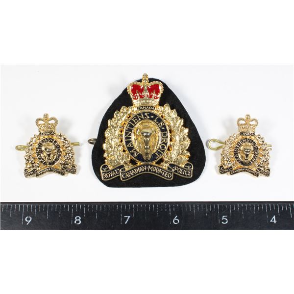 #271 1980'S RCMP QEII CAP BADGE COLLAR BADGE SET
