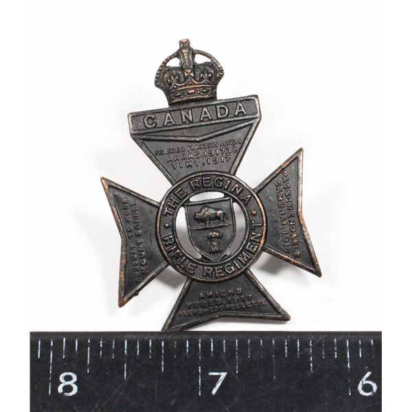 #637 WW2 REGINA RIFLE REGIMENT CAP BADGE CANADA
