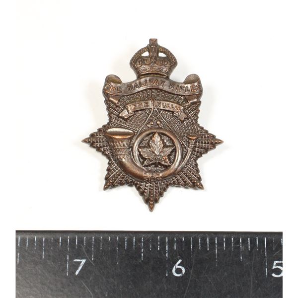 #650 WW2 THE HALIFAX RIFLES CAP BADGE CANADA