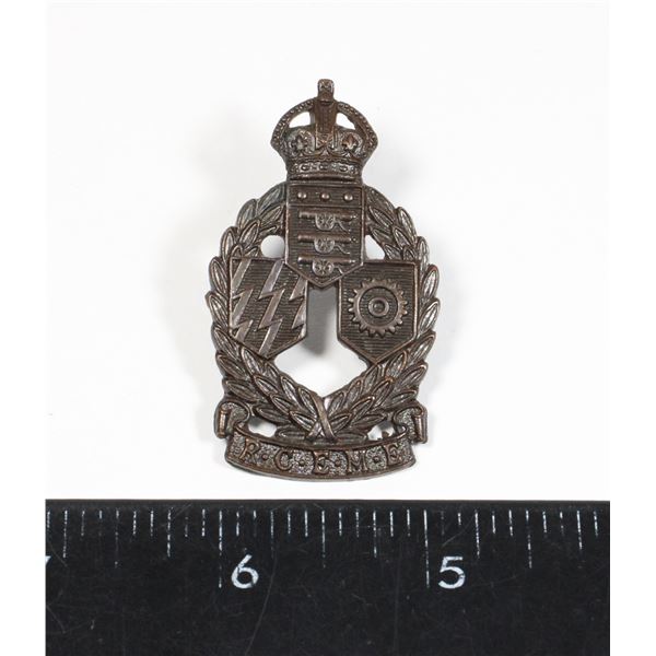 #662 WW2 CANADA RCEME CAP BADGE LUDLOW LONDON