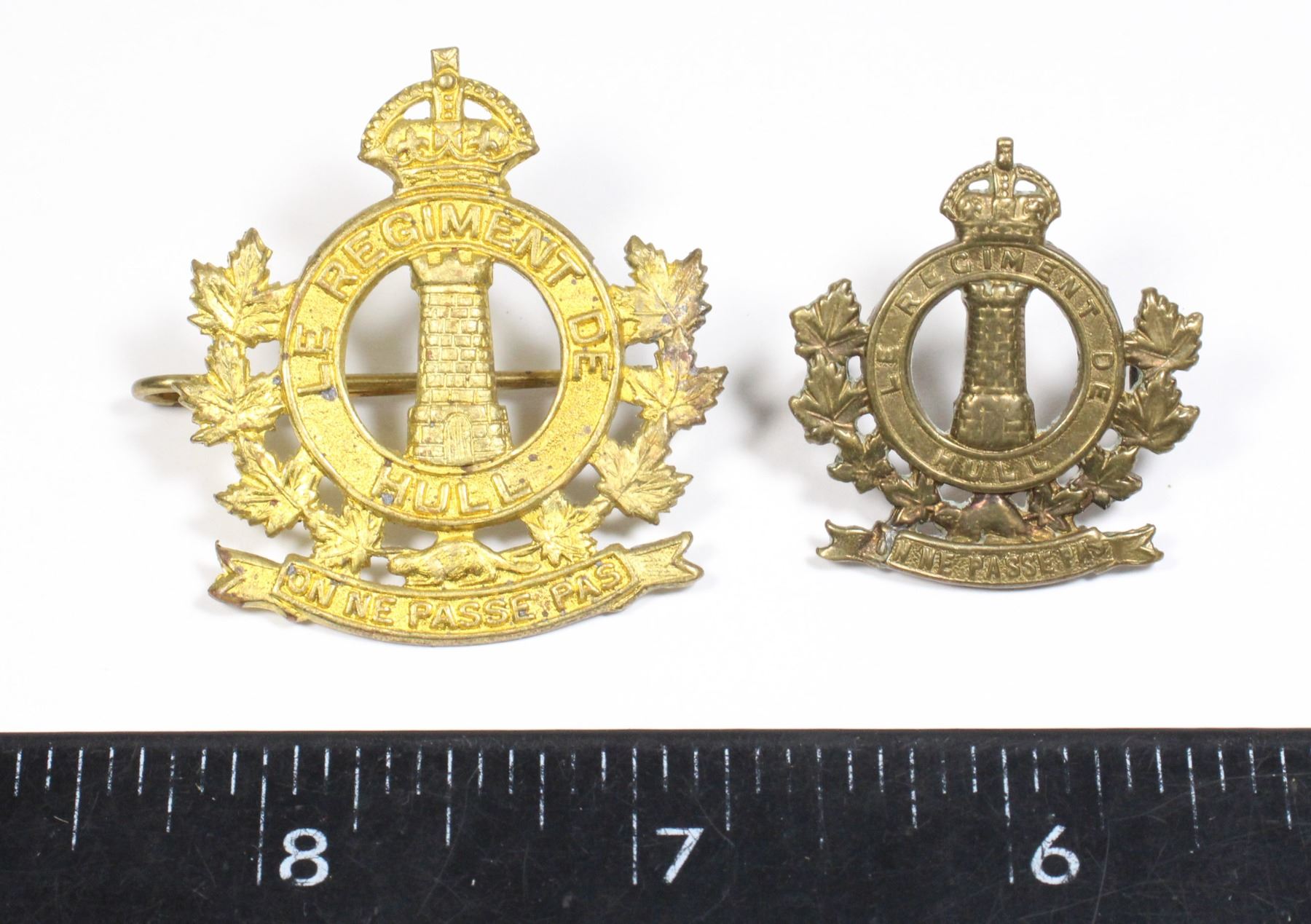 #676 WW2 LE REGIMENT DE HULL CAP BADGE +COLLAR SET