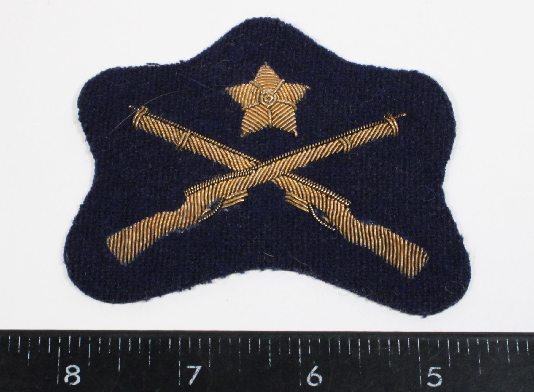 #791 GOLD WIRE CROSSED RIFLES STAR PATCH INSIGNIA