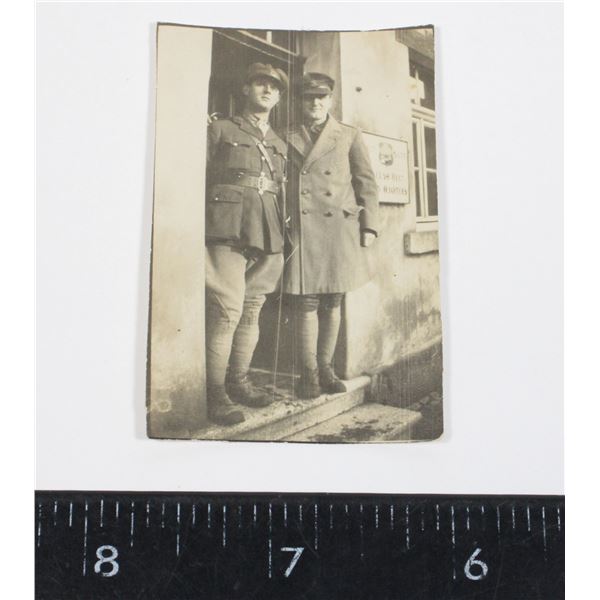 #806 WW1 BRITISH SOLDIERS PHOTOGRAPH IN UNIFORMS