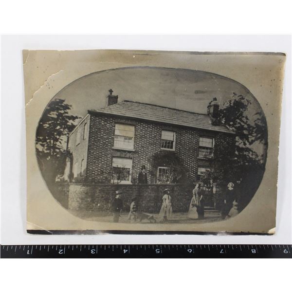 #1424 1880'S PHOTOGRAPH OF HOUSE AND PEOPLE