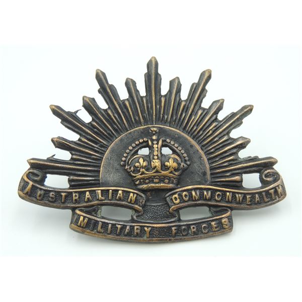 #613B WW2  AUSTRALIAN COMMONWEALTH CAP BADGE