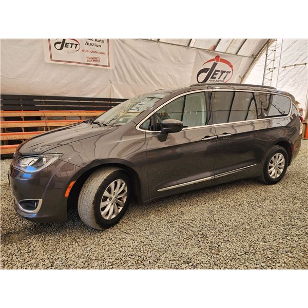 2017 CHRYSLER PACIFICA TOURING L, GREY, 120705 KMS, FRONT WHEEL DRIVE. - D628757