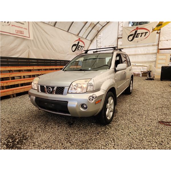 2006 NISSAN X-TRAIL, SILVER, 303604 KMS, FOUR WHEEL DRIVE. - D210684