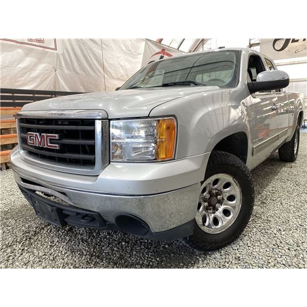 2011 GMC SIERRA, SILVER, 275903 KMS, 4X4. - D348404