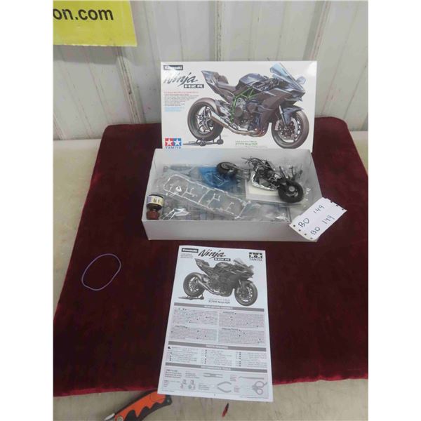 Vintage Kawasaki Ninja H2R Motorcycle 1/12 Scale Model 